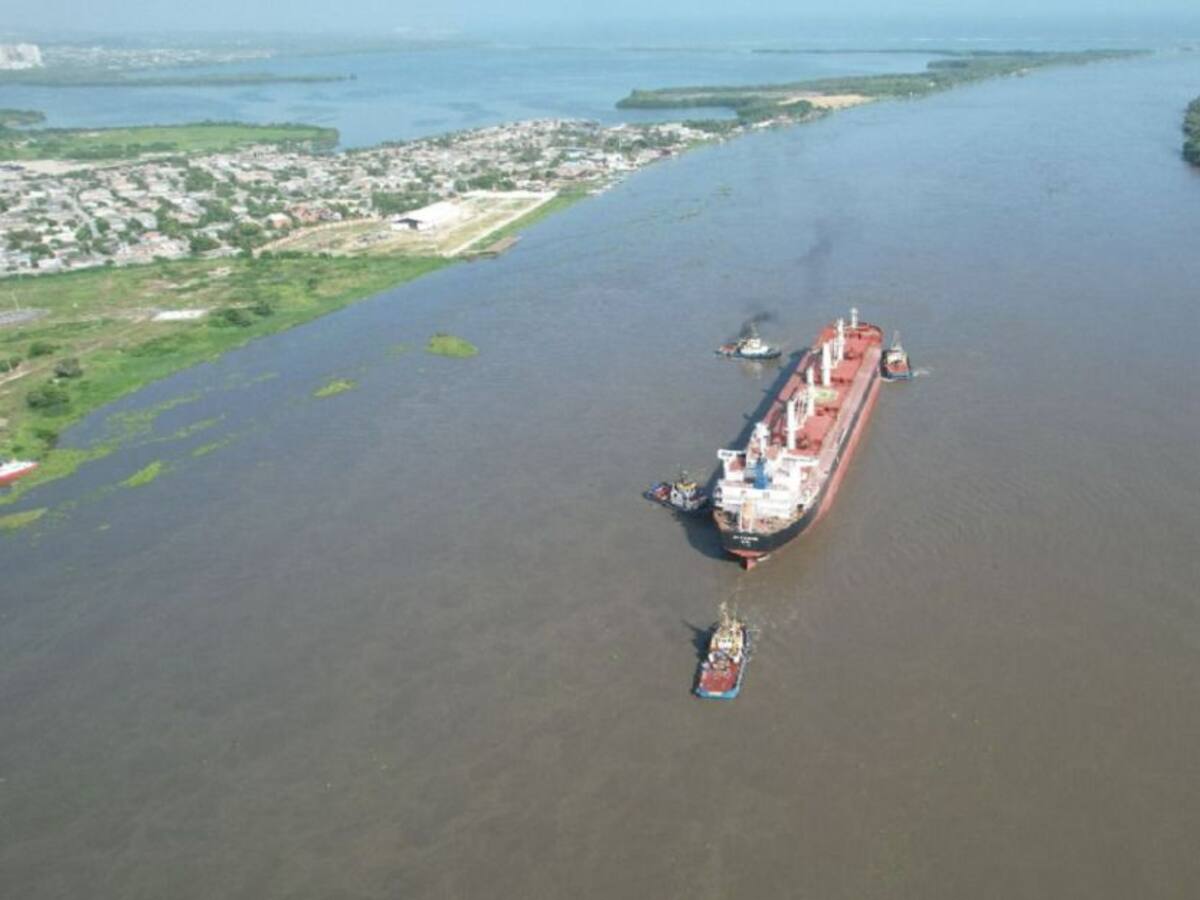 Buque sufre problemas de máquina en la zona portuaria