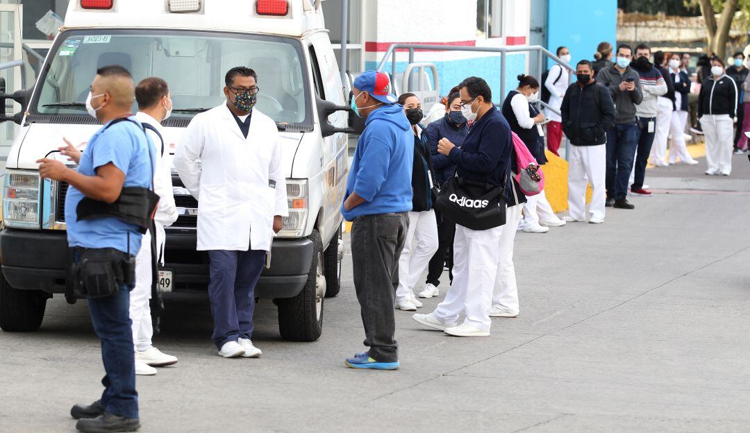 Trabajadores médicos mexicanos a la espera de la aplicación de la primera dosis de la vacuna contra el coronavirus en Jalisco.