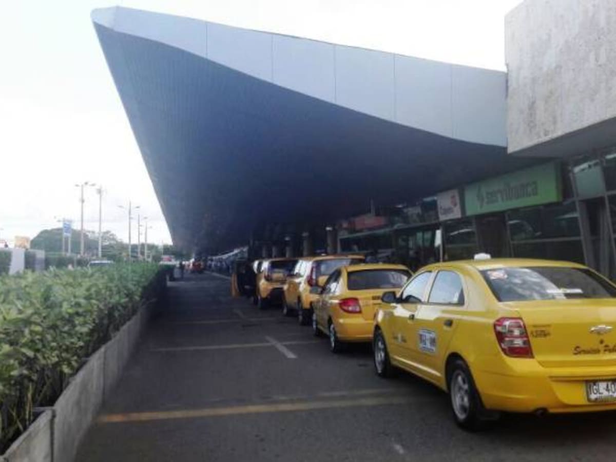 Carreras de taxis desde el aeropuerto de Cartagena han disminuido en un 50% por paro de pilotos