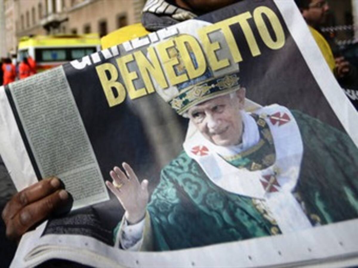 Sacerdote italiano quema foto de Benedicto XVI durante la misa por renunciar