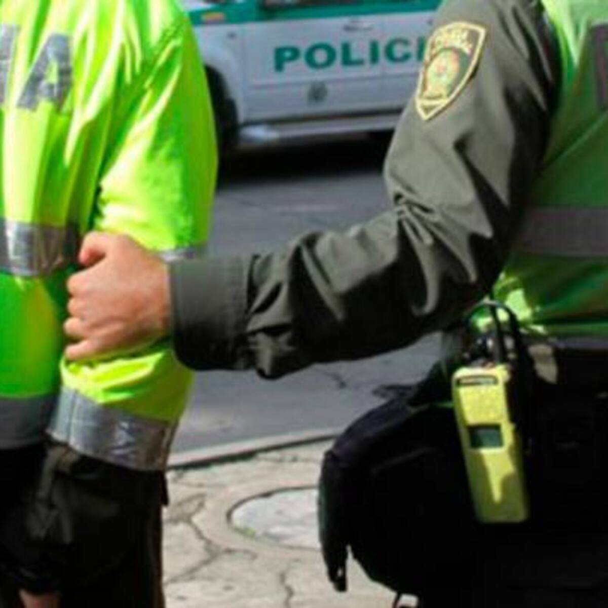 Capturan a dos policías por exigir dinero a una mujer en puesto de control en la Mesa