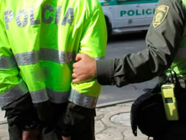 Dos policías de Santa Marta “destruían elementos probatorios” y fueron capturados