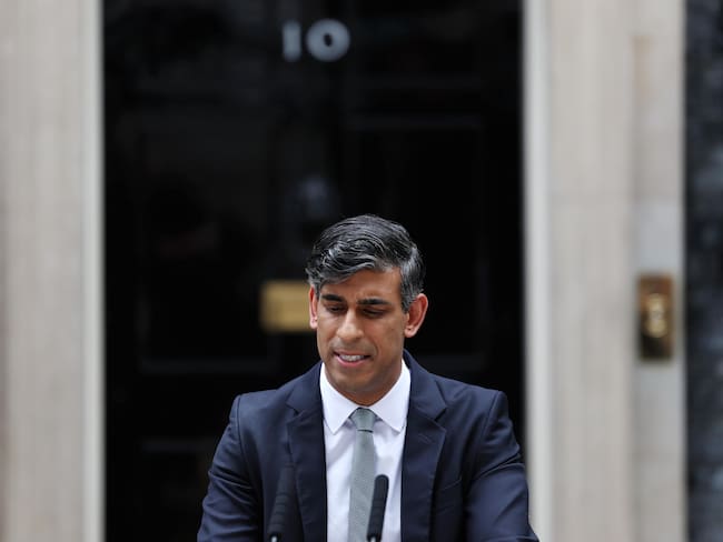 London (United Kingdom), 05/07/2024.- Out-going British Prime Minister Rishi Sunak delivers a statement outside Downing Street in London, Britain, 05 July 2024, following the results of the elections. Britons went to the polls on the 04 July 2024, which the Labour party led by Keir Starmer have won with a majority. (Elecciones, Reino Unido, Londres) EFE/EPA/ANDY RAIN