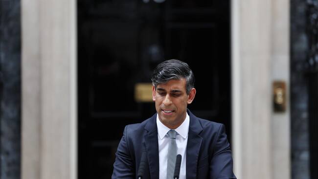 London (United Kingdom), 05/07/2024.- Out-going British Prime Minister Rishi Sunak delivers a statement outside Downing Street in London, Britain, 05 July 2024, following the results of the elections. Britons went to the polls on the 04 July 2024, which the Labour party led by Keir Starmer have won with a majority. (Elecciones, Reino Unido, Londres) EFE/EPA/ANDY RAIN