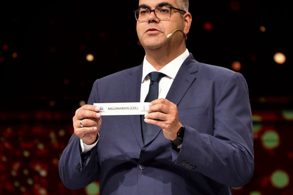 Frederico Nantes, director de competiciones de la Conmebol mostrando el nombre de Millonarios en el sorteo de la fase preliminar de la Libertadores (Photo by NORBERTO DUARTE/POOL/AFP via Getty Images)