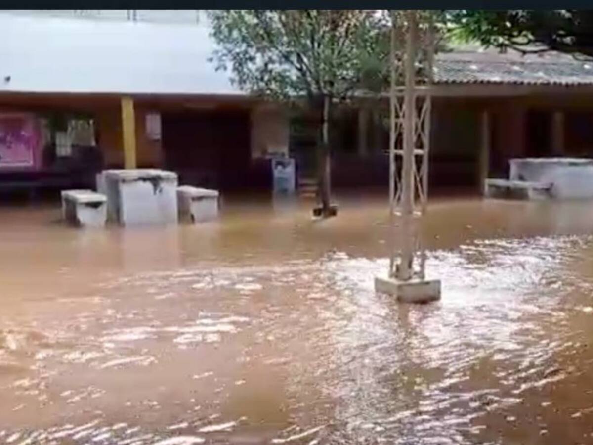 Con el agua a los tobillos, reciben clase los estudiantes del Liceo El Bagre