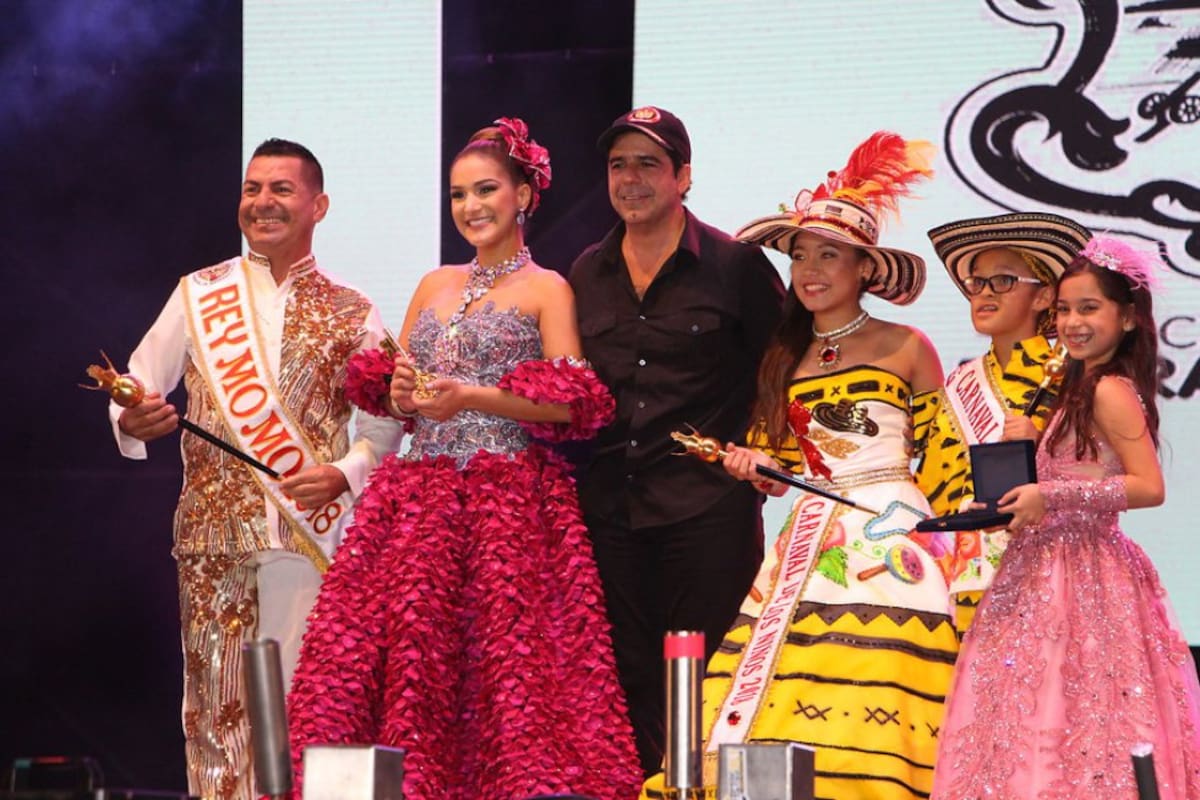 Durante más de una hora, 500 bailarines de 22 grupos folclóricos y cuatros casas de cultura participaron en una puesta en escena que exaltó los elementos tradicionales más significativos del Carnaval de Barranquilla a lo largo de su historia.