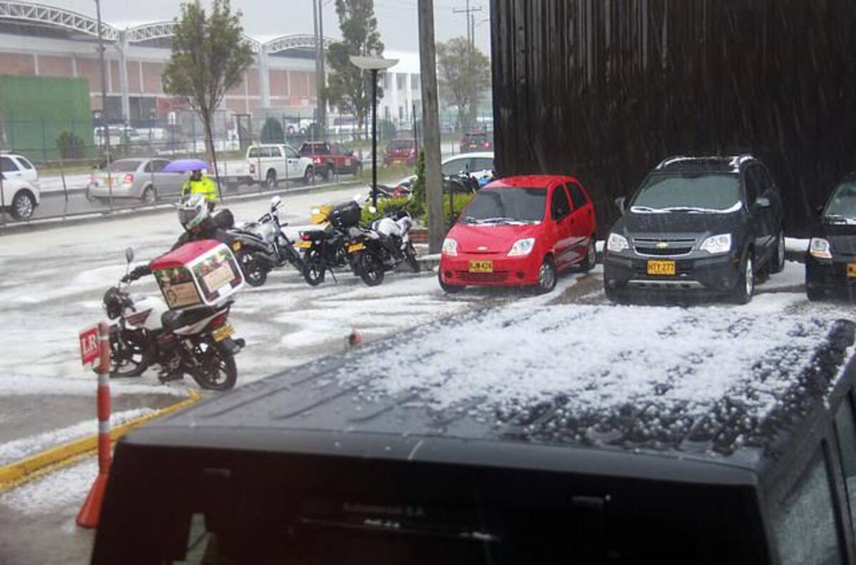 El barrio más afectado por el granizo es Alamos Norte, que presenta grandes cantidades de hielo en las calles y encharcamientos en sus vías.