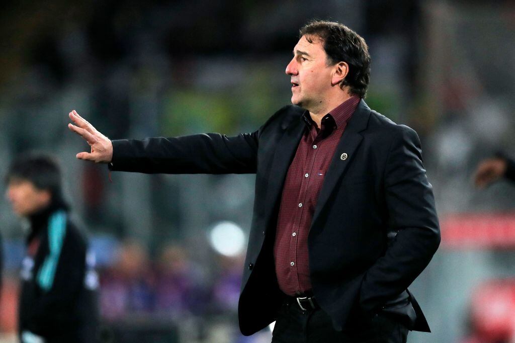 Néstor Lorenzo en medio del juego ante Chile (Photo by JAVIER TORRES/AFP via Getty Images)