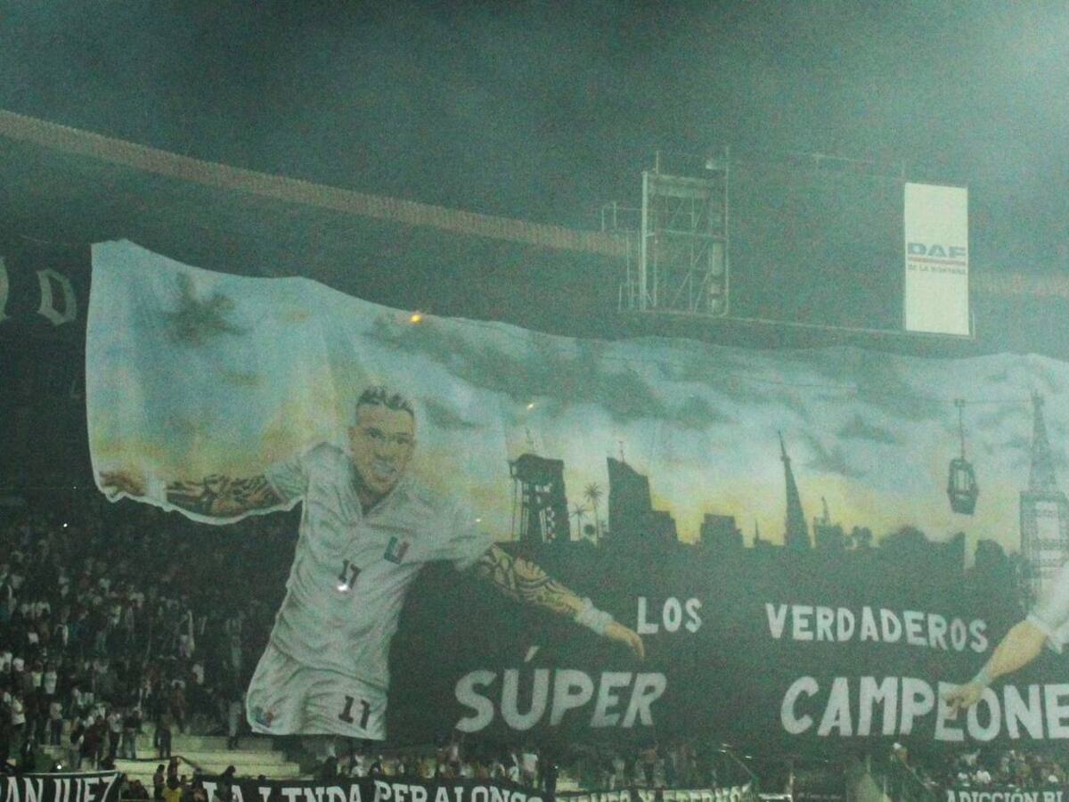 Hinchas del Once Caldas celebran al compás de los 225 goles del histórico Dayro Moreno