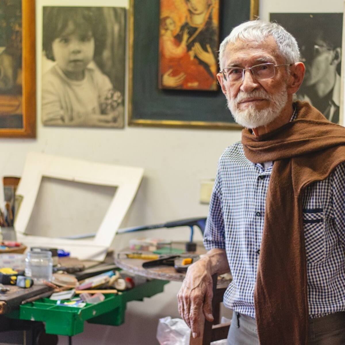 Él es Aníbal Gil, maestro y referente del grabado en Colombia, cercano a Fernando Botero