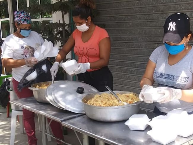 Habitantes de La Carolina en Cartagena regalan comida a los más necesitados