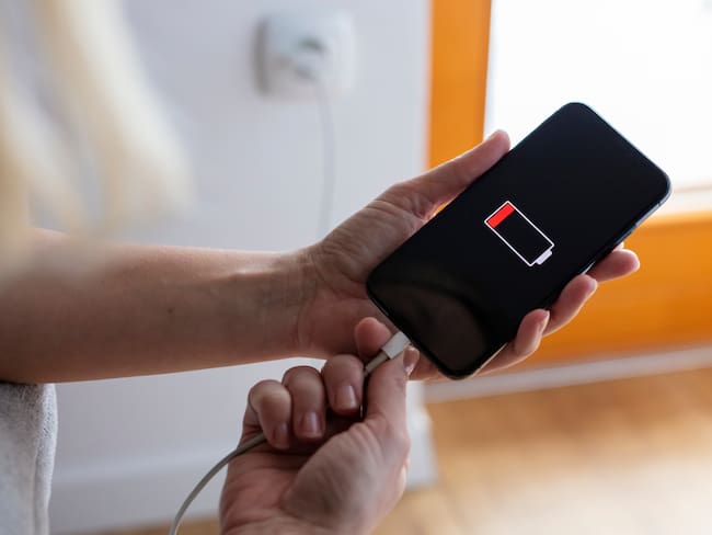 Mitos comunes sobre el cuidado de la batería del celular (Getty Images)