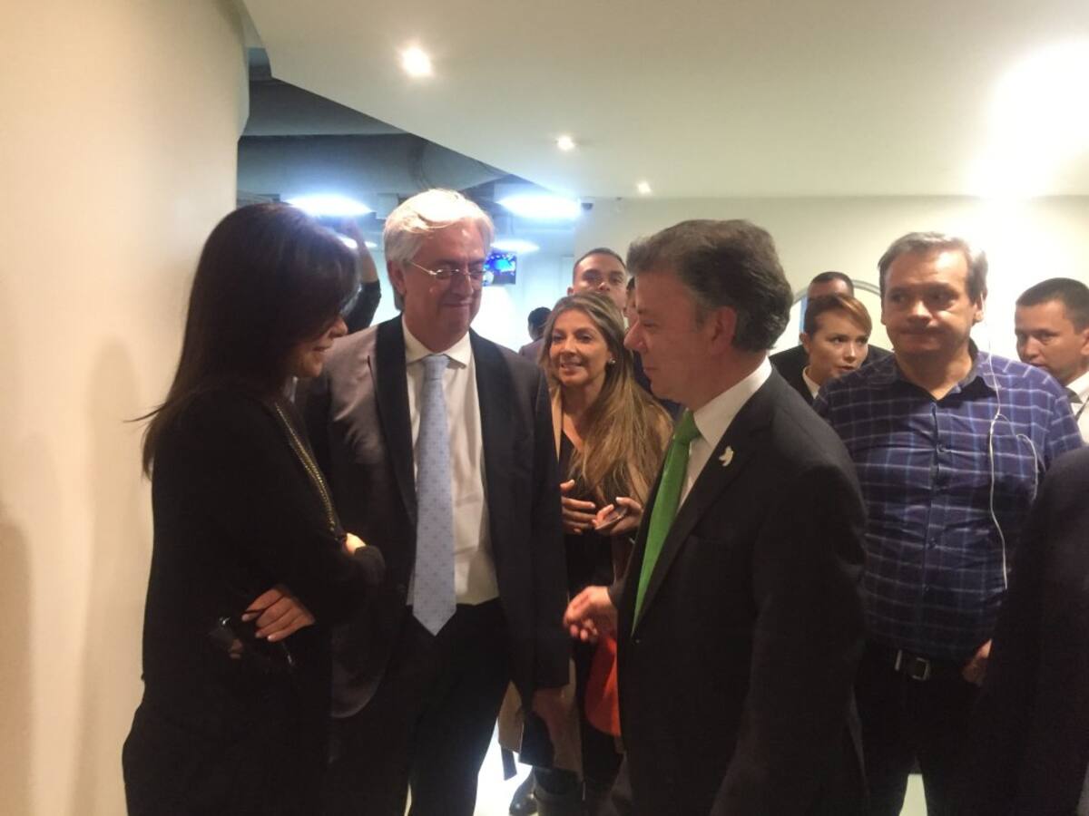 Juan Manuel Santos saluda a Diana Calderón (directora del Servicio Informativo) y a Ricardo Alarcón (Presidente del Grupo Prisa en Colombia)  