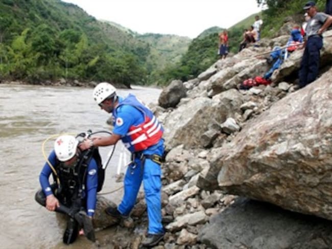 Recuperan seis cuerpos de las 12 víctimas del accidente de un microbus en el Río Cauca
