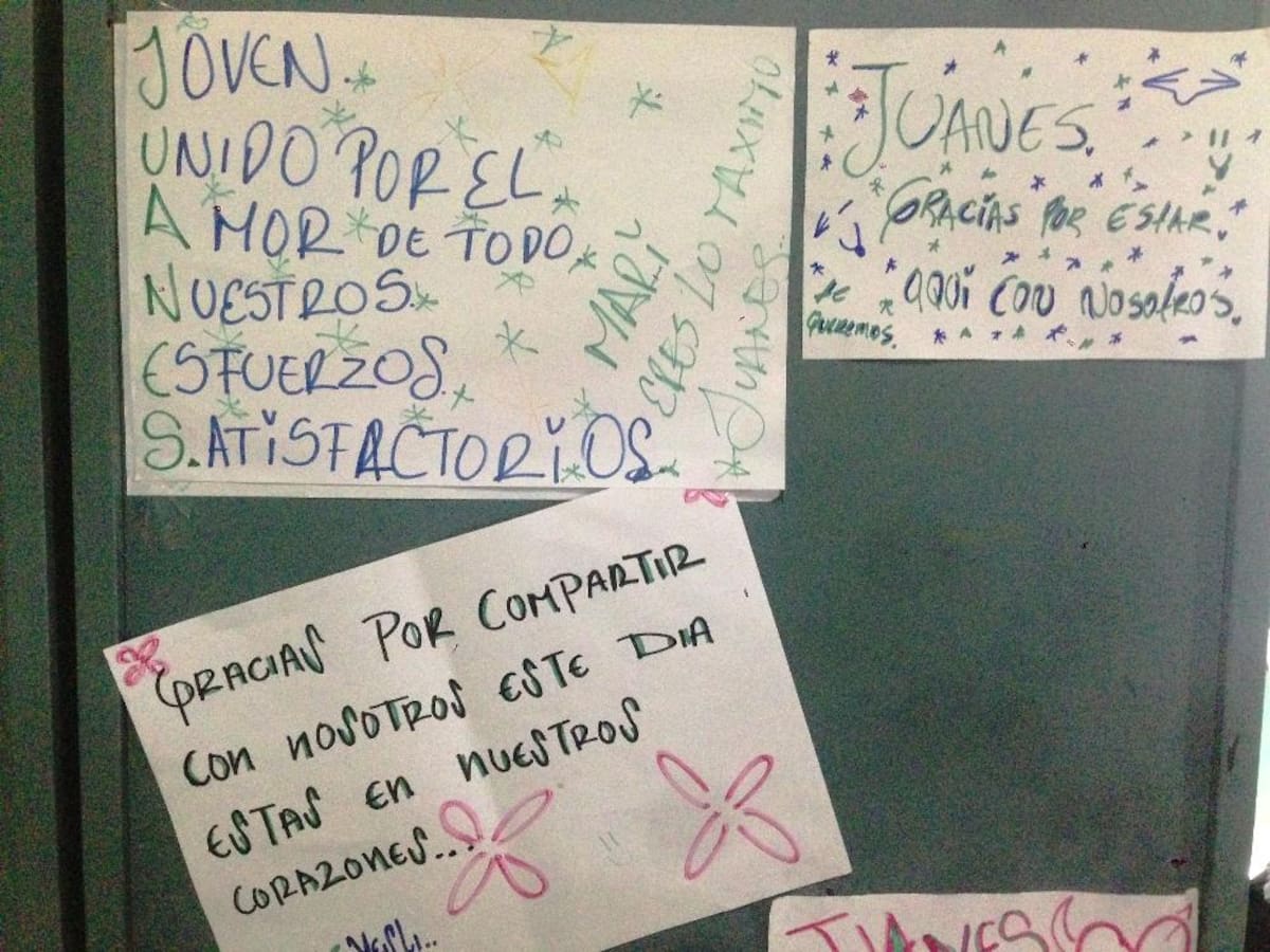 La tradicional elaboración de carteleras por una vez no estuvo dedicada a tareas del colegio, sino a mostrar cariño y admiración por el cantante.