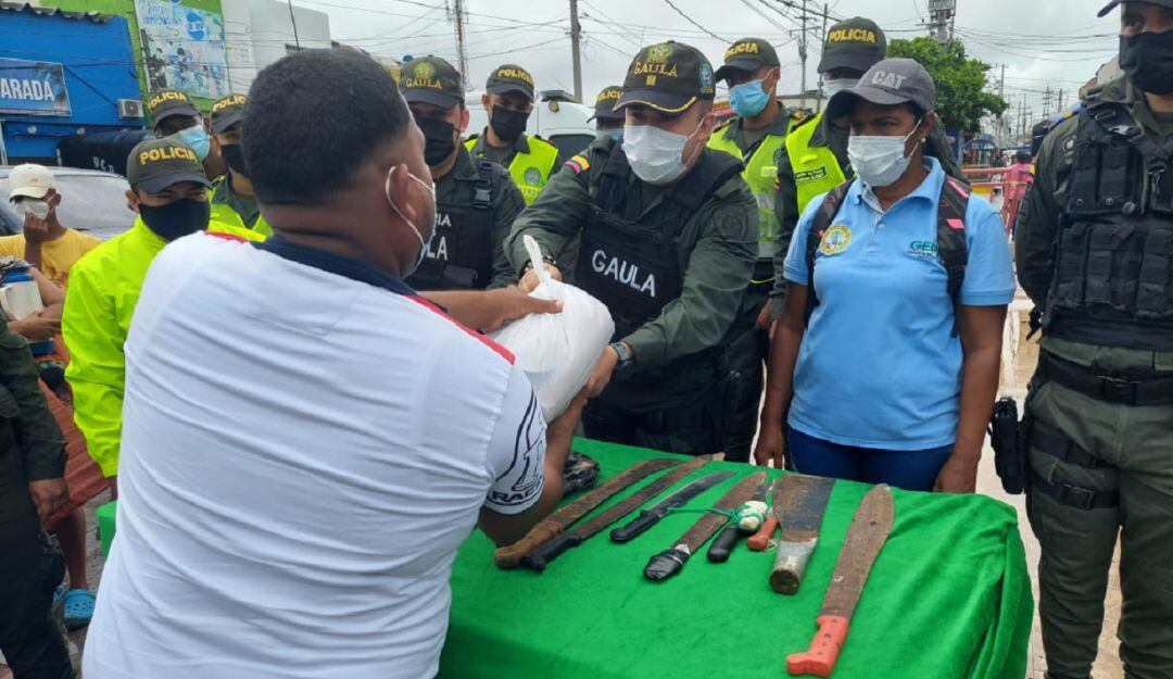 Los jóvenes entregaron sus armas a cambio de recibir un mercado para construir lazo de tolerancia y convivencia