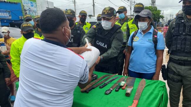 Los jóvenes entregaron sus armas a cambio de recibir un mercado para construir lazo de tolerancia y convivencia