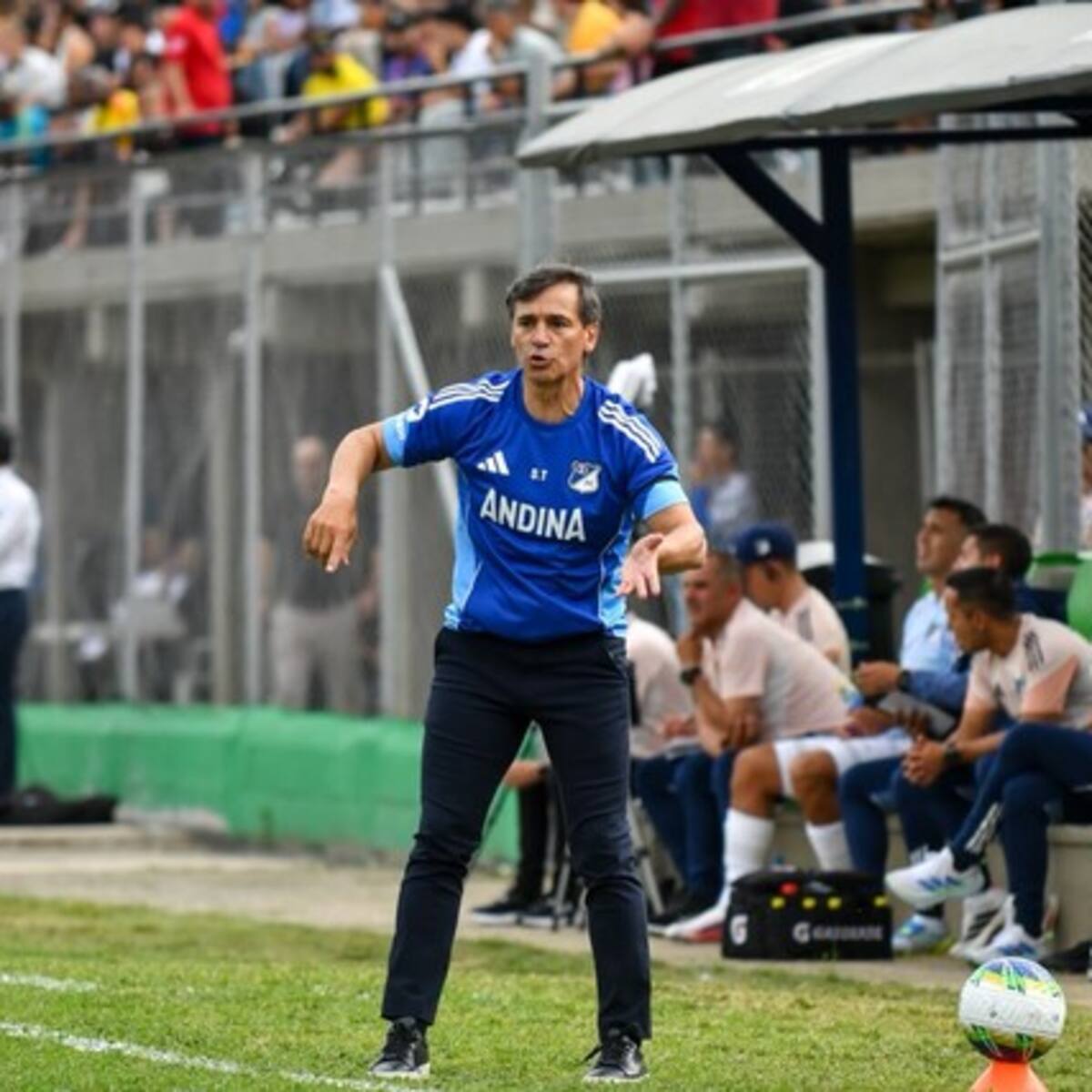 Fabian Bustos explicó el cambio de Estupiñán ante Águilas: “Debe estar molesto conmigo”