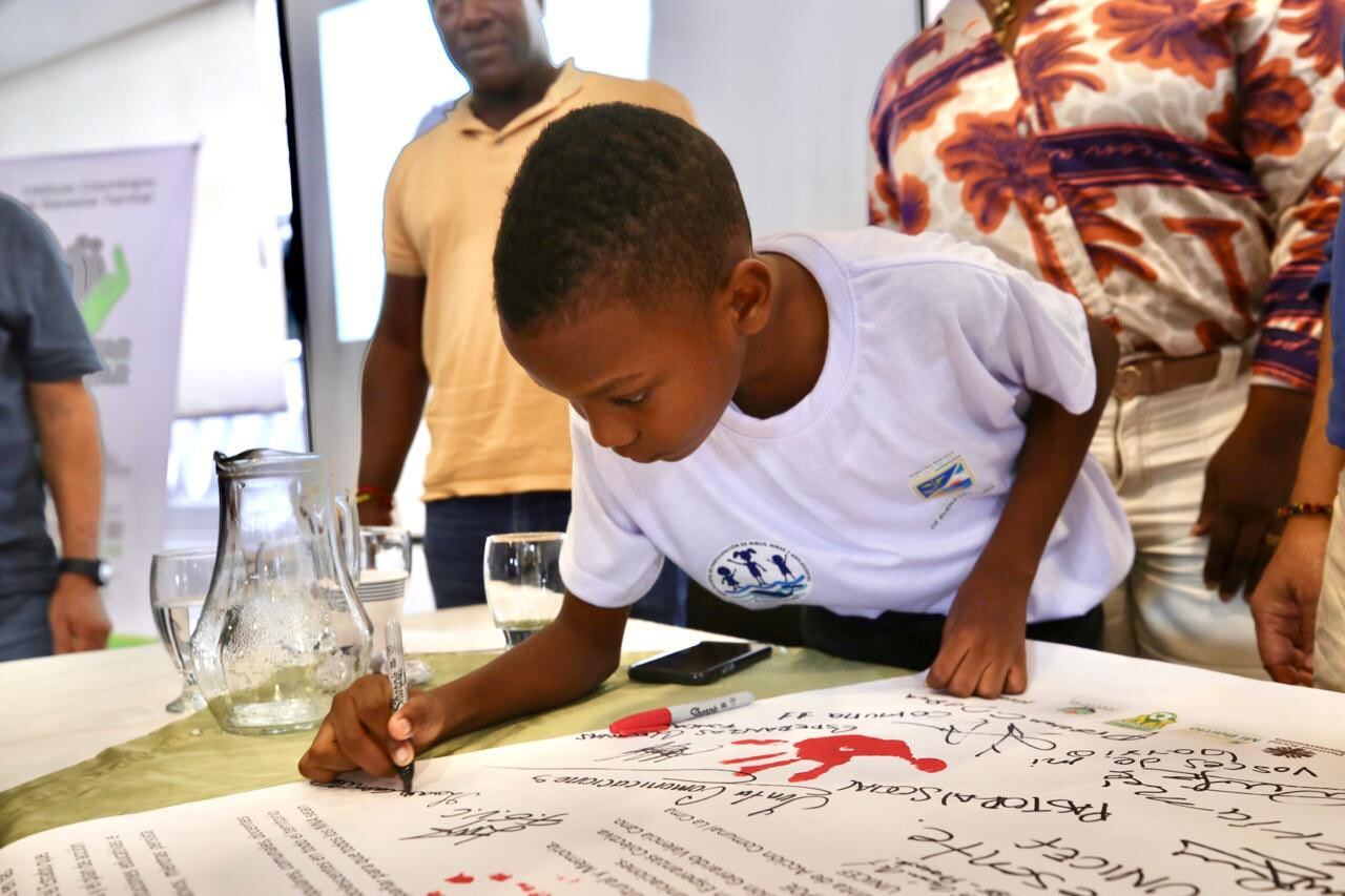 Niños, niñas, adolescentes y jóvenes de Buenaventura entregaron un manifiesto en el que exigieron a los armados el respeto por su vida y sus derechos.