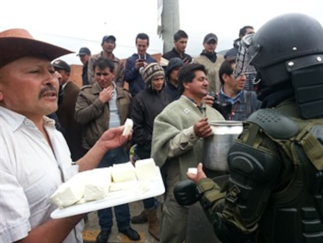Campesinos de La Calera intentan &#039;desarmar&#039; a los policías