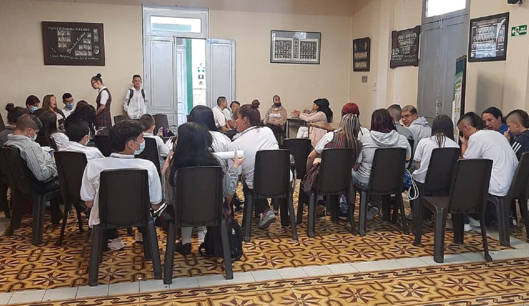 Reunión de estudiantes, padres y docentes por inconformidades