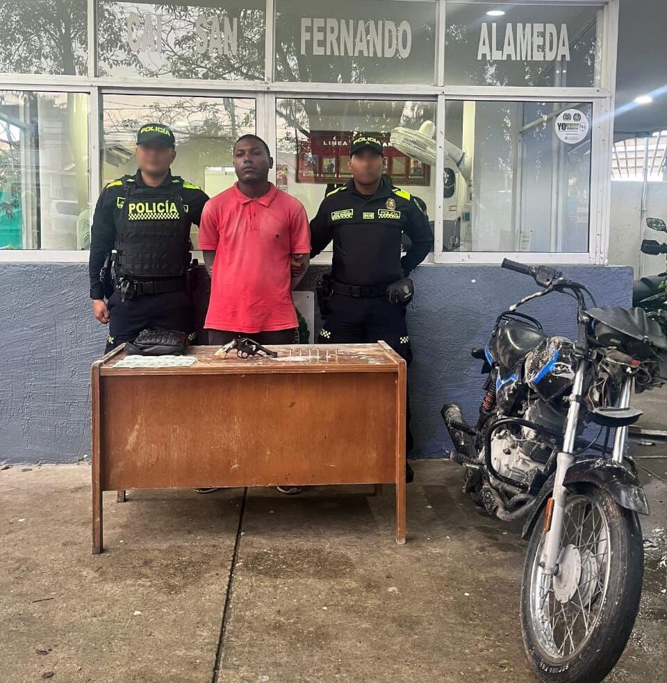 Un capturado y adolescente aprehendido en persecución policial por el delito de hurto