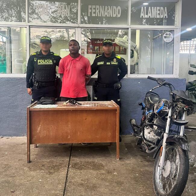 Un capturado y adolescente aprehendido en persecución policial por el delito de hurto