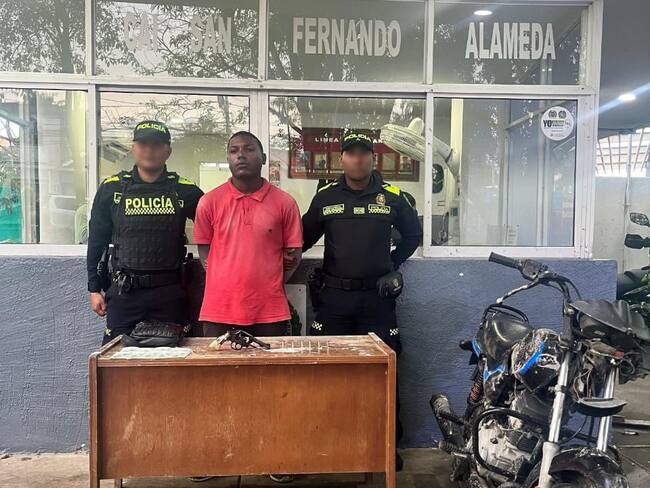 Un capturado y adolescente aprehendido en persecución policial por el delito de hurto