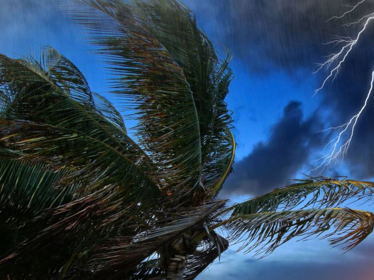 Tormenta Fiona se convirtió en huracán al acercarse a costas de Puerto Rico