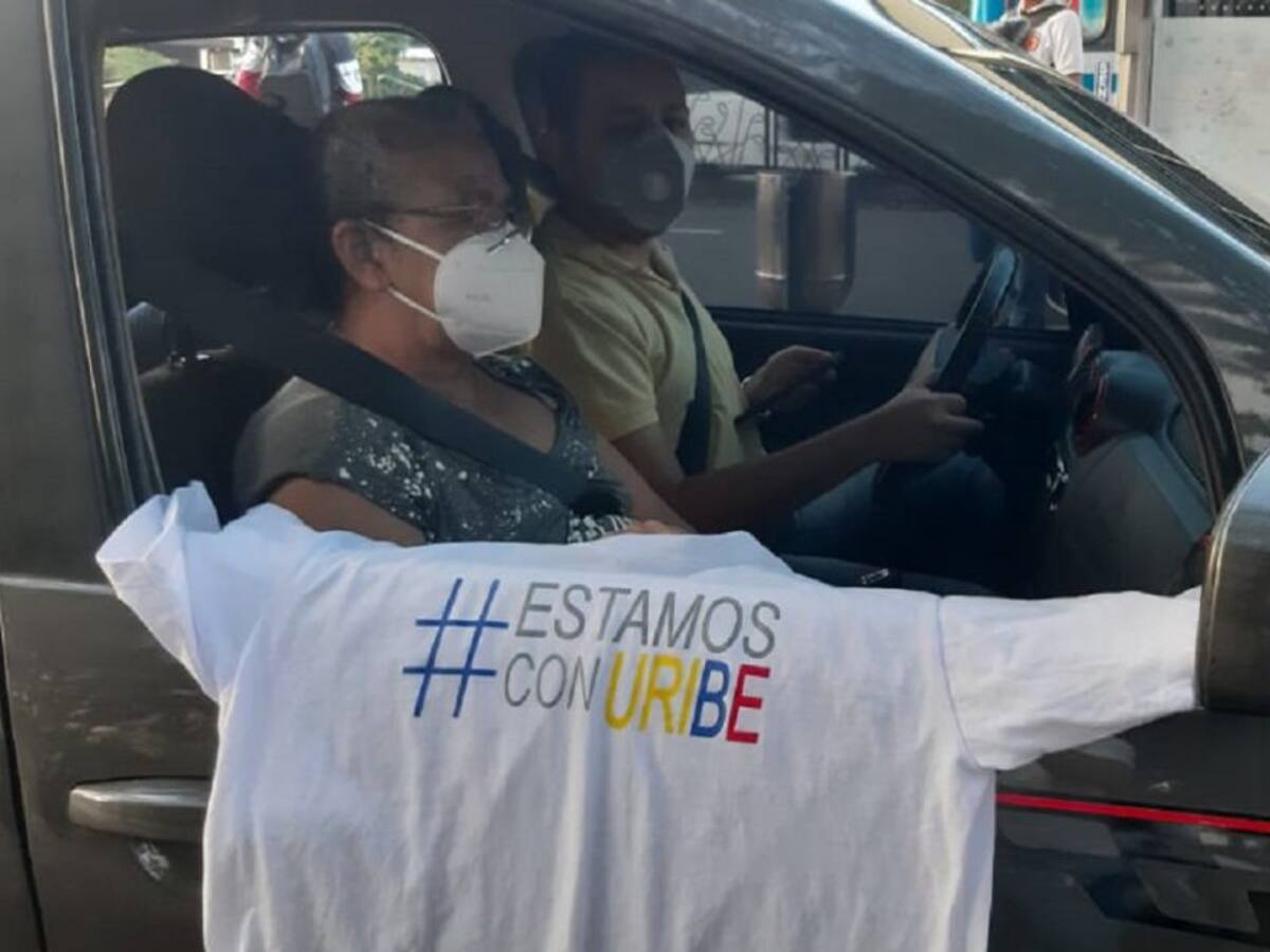El expresidente Uribe nunca debió haber sido detenido: seguidores uribistas