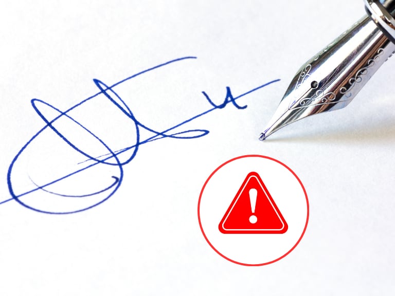 Firma y de fondo un símbolo de peligro (Fotos vía Getty Images)
