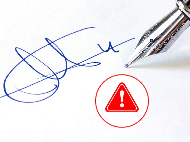 Firma y de fondo un símbolo de peligro (Fotos vía Getty Images)