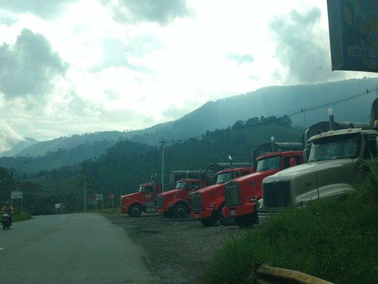 Transportadores de carga estacionados en Caldas, Antioquia