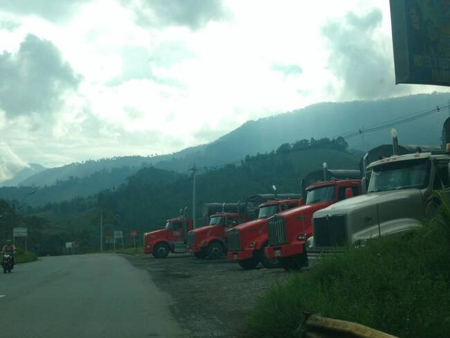 Transportadores de carga estacionados en Caldas, Antioquia