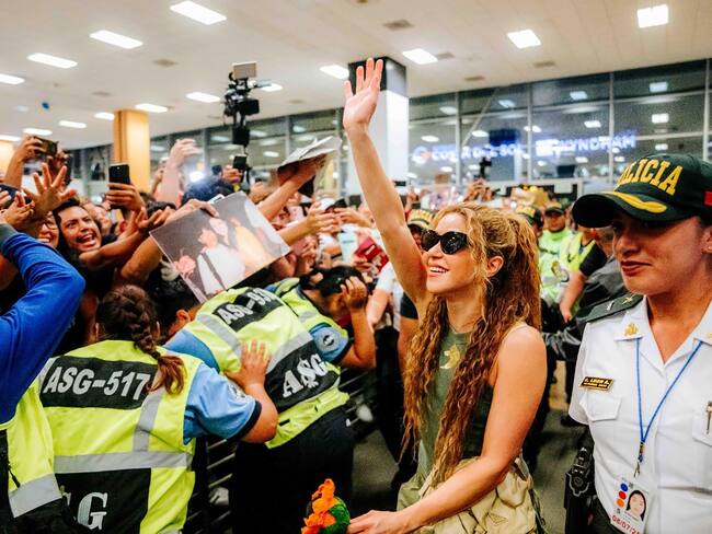 AME680. LIMA (PERÚ), 16/02/2025.- Fotografía cedida por Raúl Umeres que muestra a Shakira saludando seguidores a su llegada este sábado al aeropuerto Jorge Chávez de Lima (Perú). La cantante colombiana Shakira anunció que ha sido hospitalizada en Lima tras sufrir de un dolor abdominal, por lo que ha suspendido el primer concierto que iba a presentar este domingo en el Estadio Nacional de la capital peruana. EFE/Raúl Umeres /SOLO USO EDITORIAL NO VENTAS/ SOLO DISPONIBLE PARA ILUSTRAR LA NOTICIA QUE ACOMPAÑA (CRÉDITO OBLIGATORIO)