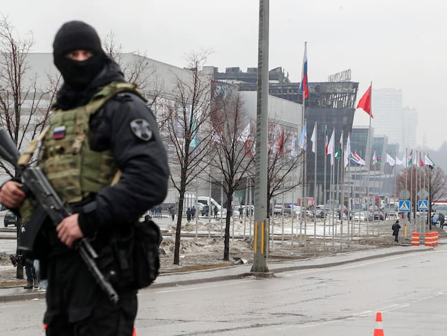 Policía ruso de guardia en cercanía del Crocus City Hall. 
Foto:    EFE/EPA/MAXIM SHIPENKOV