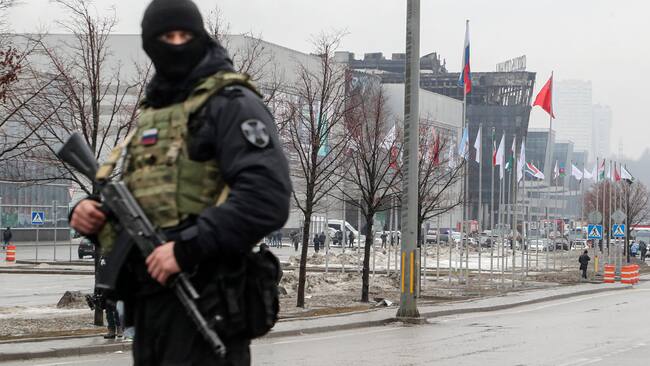 Krasnogorsk (Russian Federation), 23/03/2024.- A Russian policeman guards near the burned Crocus City Hall concert venue following a terrorist attack in Krasnogorsk, outside Moscow, Russia, 23 March 2024. On 22 March evening, a group of up to five gunmen attacked the Crocus City Hall in the Moscow region, Russian emergency services said. 93 people were killed and more than 100 others were hospitalized, the Investigative Committee confirmed. The head of the Russian FSB, Alexander Bortnikov, reported to Russian President Vladimir Putin on 23 March on the arrest of 11 people, including all four terrorists directly involved in the terrorist attack. (Terrorista, Atentado terrorista, Rusia, Moscú) EFE/EPA/MAXIM SHIPENKOV
