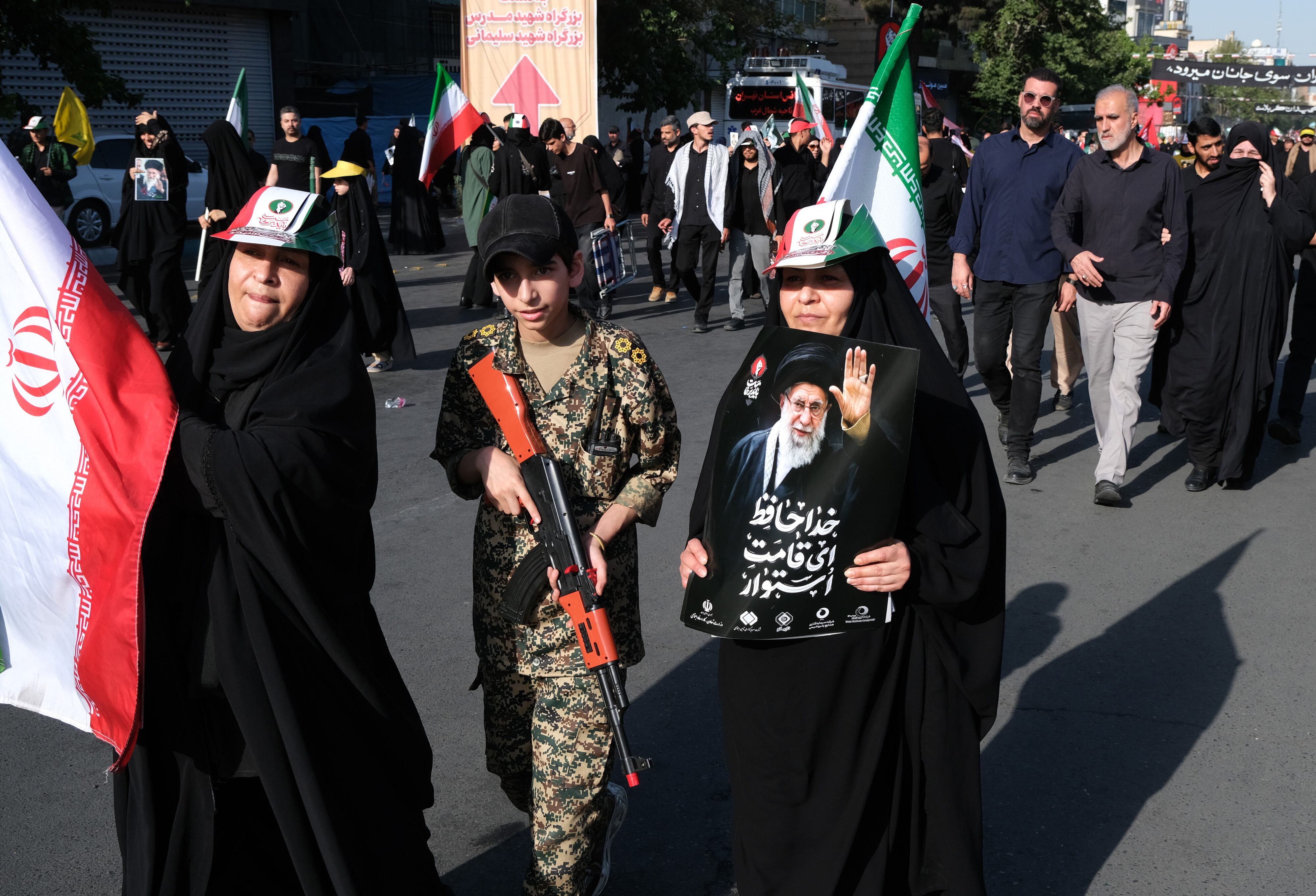 Un niño vestido con uniforme militar y que sostiene un fusil de asalto AK-47 de juguete se dirige a despedirse del Líder Supremo de Irán, el ayatolá Alí Jamenei, cuyos restos se encuentran en capilla ardiente en el Gran Mosalla (mausoleo) de Teherán.
(Foto:   Kaveh Kazemi/Getty Images)