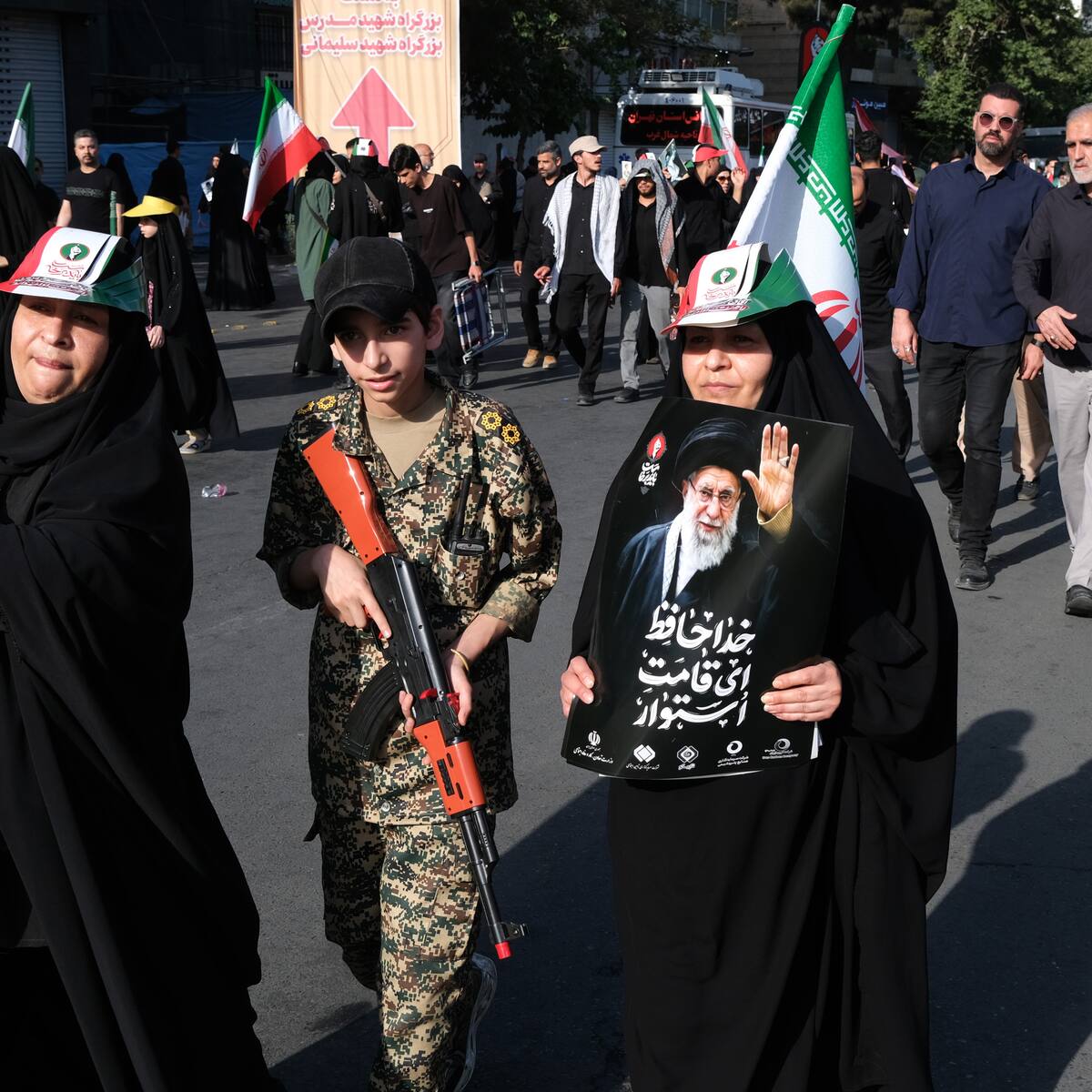 Los iraníes despiden a Jamenei sin la presencia del nuevo líder supremo Mojtaba