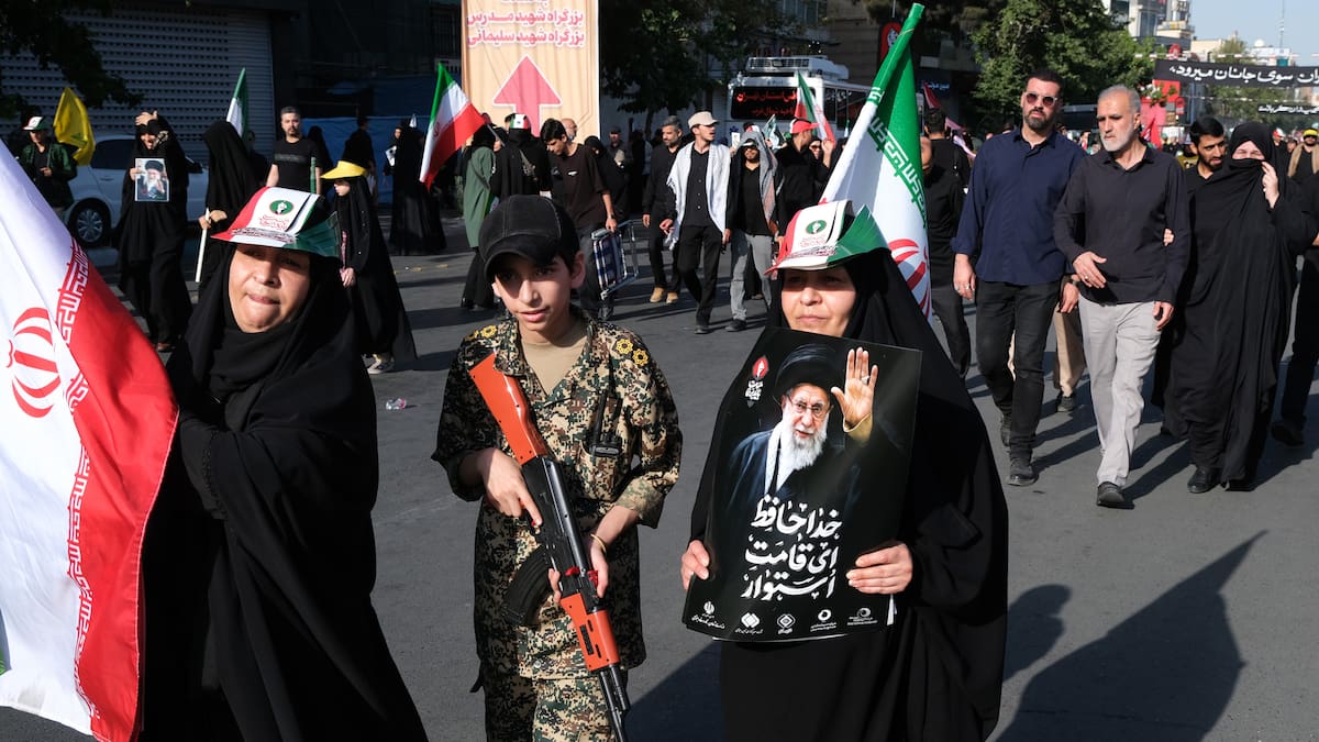 Los iraníes despiden a Jamenei sin la presencia del nuevo líder supremo Mojtaba