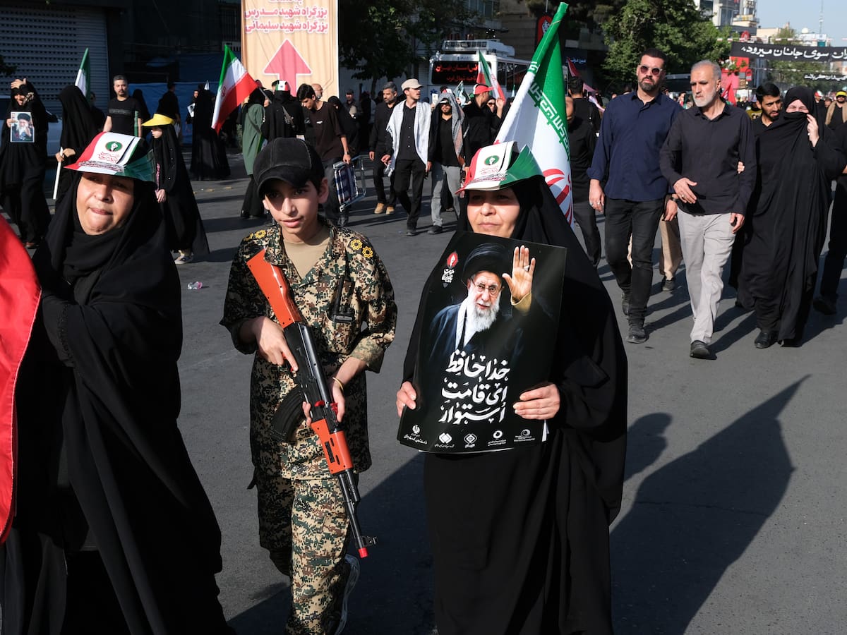 Los iraníes despiden a Jamenei sin la presencia del nuevo líder supremo Mojtaba
