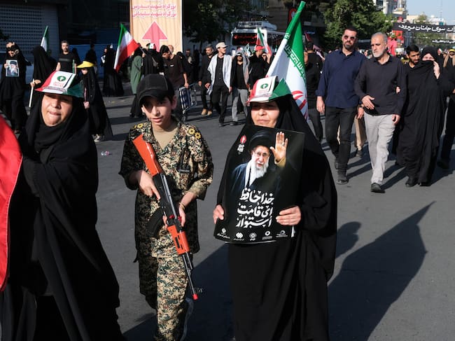 Un niño vestido con uniforme militar y que sostiene un fusil de asalto AK-47 de juguete se dirige a despedirse del Líder Supremo de Irán, el ayatolá Alí Jamenei, cuyos restos se encuentran en capilla ardiente en el Gran Mosalla (mausoleo) de Teherán.
(Foto: Kaveh Kazemi/Getty Images)