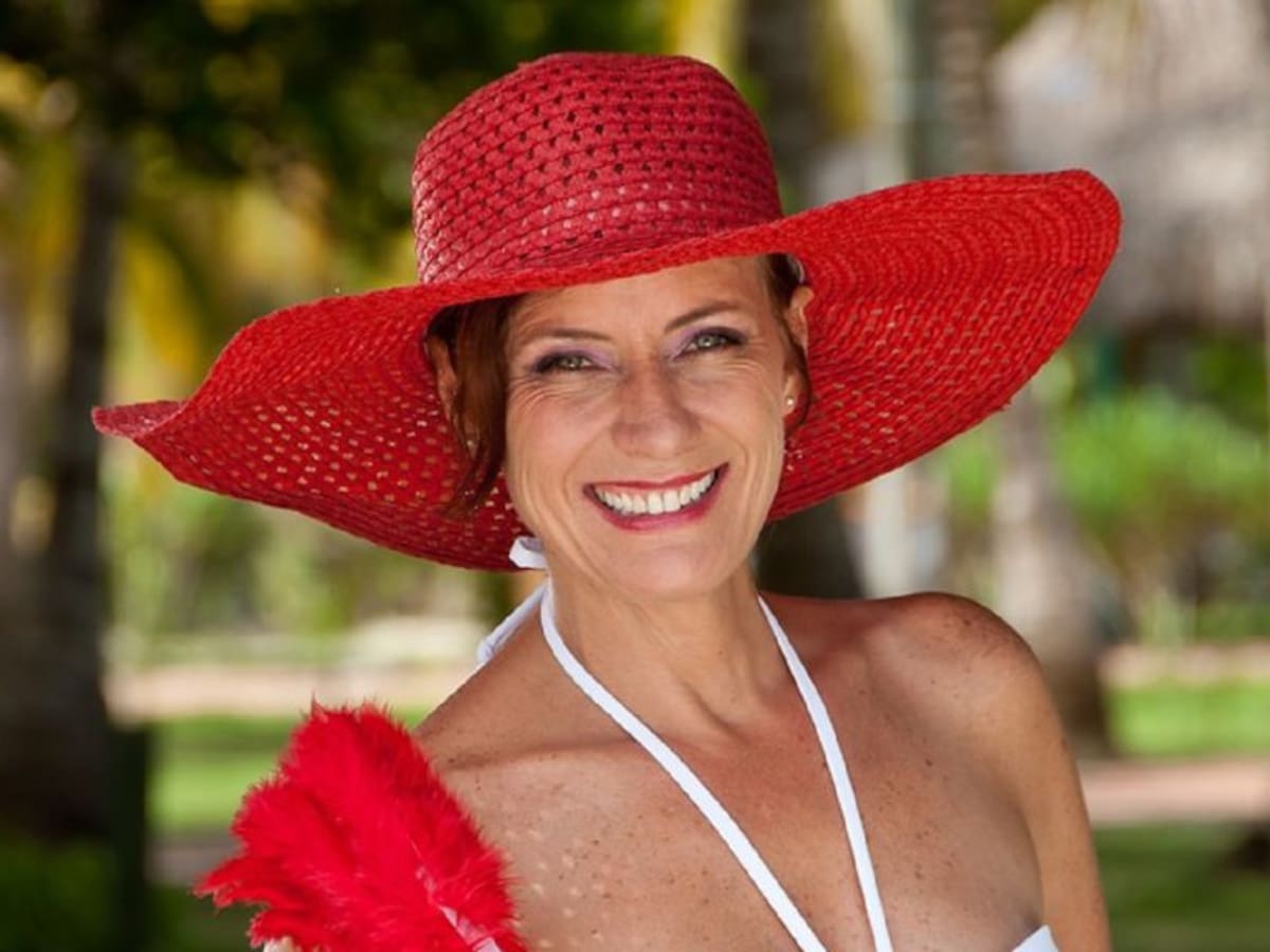 ¡Cuerpazo! Kristina Lilley posa sin brasier a sus 55 años de edad