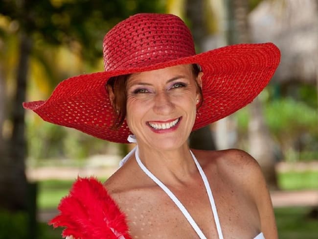 ¡Cuerpazo! Kristina Lilley posa sin brasier a sus 55 años de edad