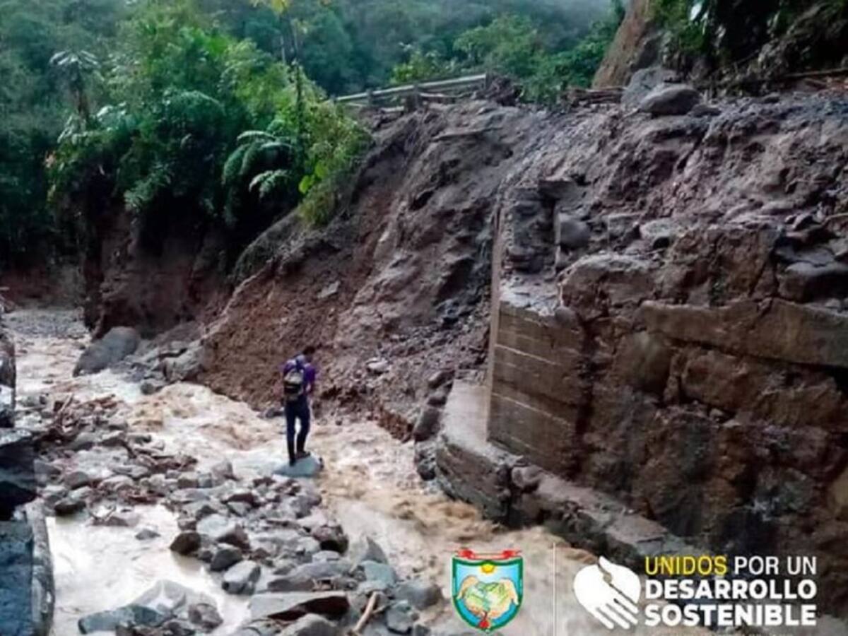 Al menos tres días permanecerá cerrada la vía Medellín- Quibdó