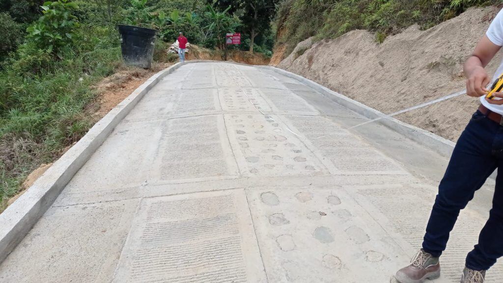 Juntas de Acción Comunal al frente de la Construcción de Placas Huellas  en el Huila