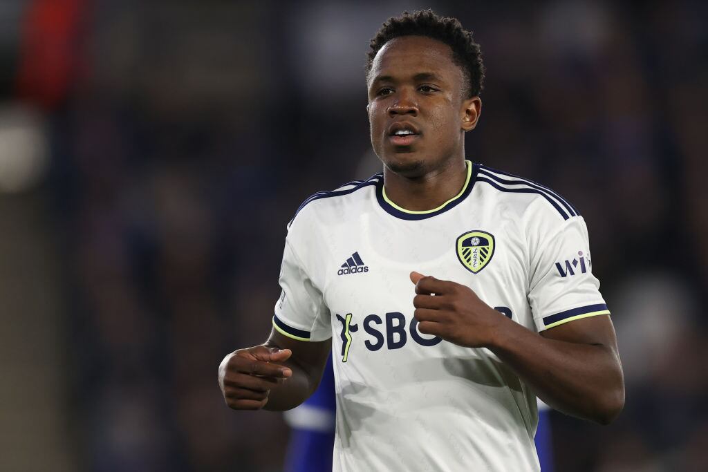 Luis Sinisterra durante un partido del Leeds ante el Leicester (Photo by James Williamson - AMA/Getty Images)