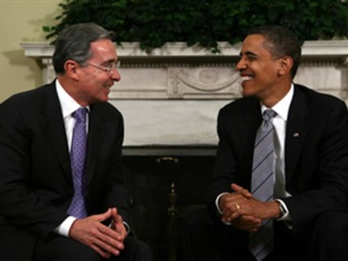 Obama dice tras encuentro con Uribe que en Estados Unidos 'ocho años de gobierno son suficientes'