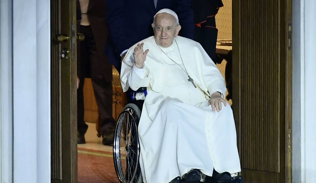 El papa Francisco debe movilizarse en silla de ruedas ante su dolor de rodilla.             Foto: Getty 